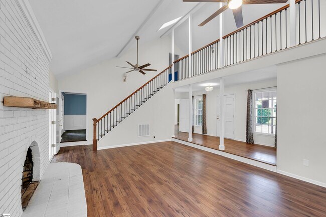 Foto del edificio - 203 Roper Mountain Rd Ext