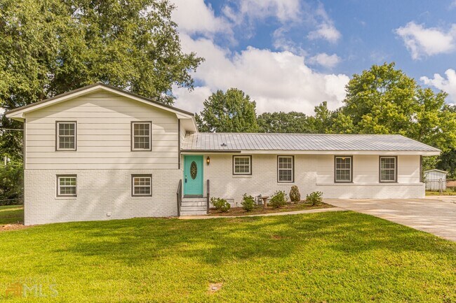 Building Photo - 1016 Waterside Dr SE