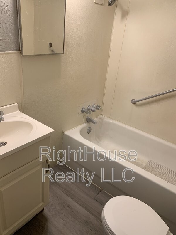 Building Photo - 2430 Tanglewood St