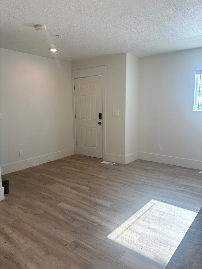 Building Photo - Pet Friendly Townhome in Evanston
