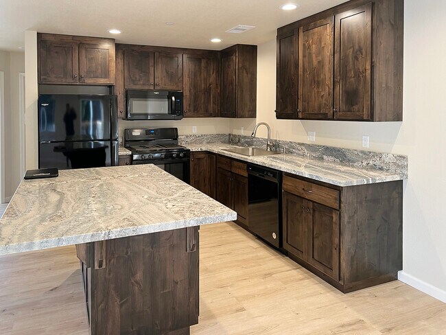 Foto del edificio - 6107 Beechwood Dr