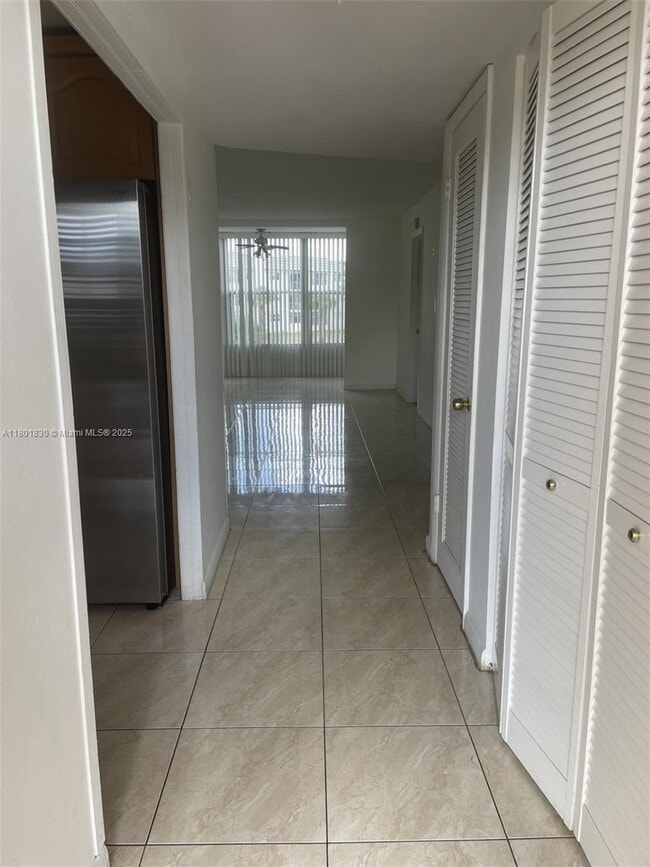 Foto del edificio - 8285 Sunrise Lakes Blvd