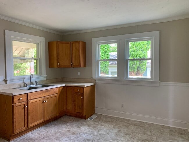 Building Photo - One Level House With Back Deck off Campbell Avenue