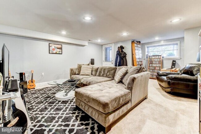 Building Photo - 2 br, 1 bath Townhome - 20 S Street NW