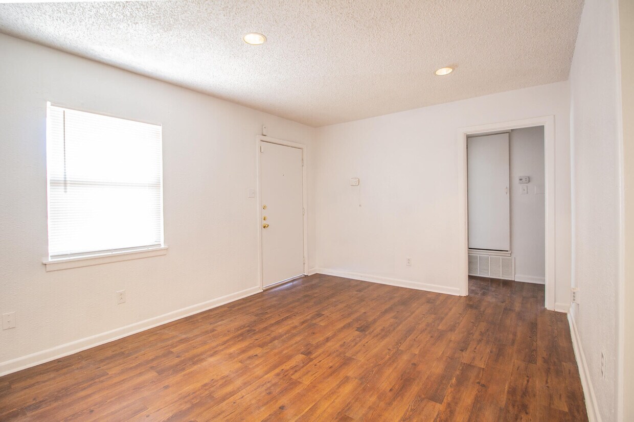 Foto principal - 4602 Detroit Ave