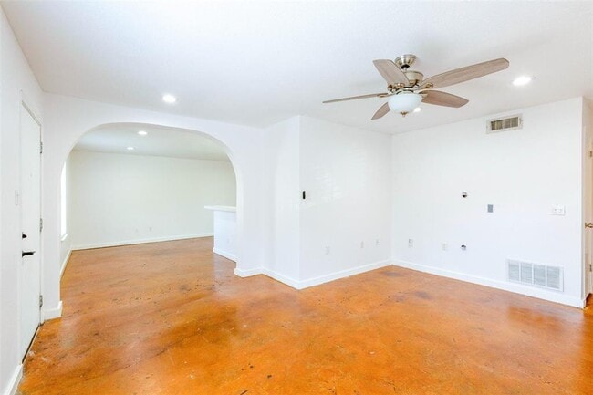 Building Photo - 2302 East Side Dr