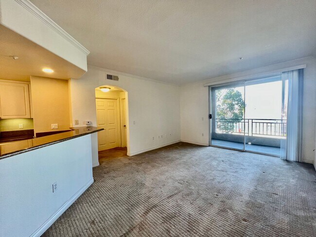 Building Photo - Stunning 2B/2BA Condo w/ Washer/Dryer & Re...