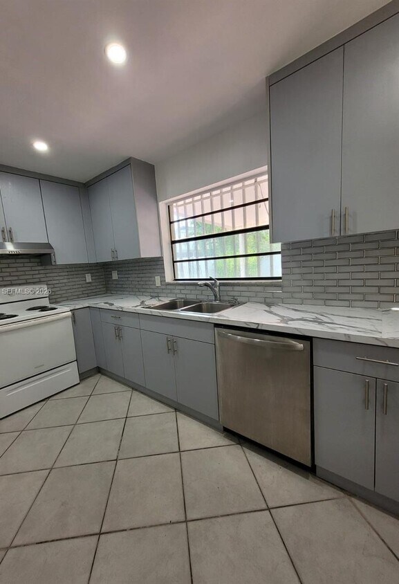 Foto del edificio - 2438 SW 109th Ct