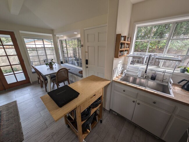 Foto del edificio - Quaint 2 Bedroom 1.5 Bathroom Townhome Style Unit In Santa Barbara