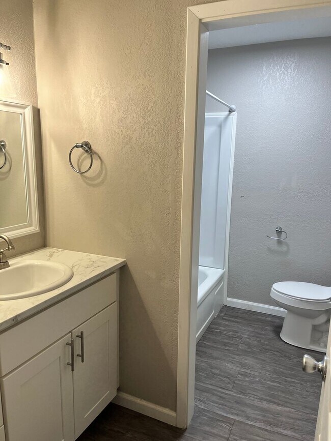 Foto del edificio - COMING SOON : 2 Bedroom 1 Bath Triplex | B...