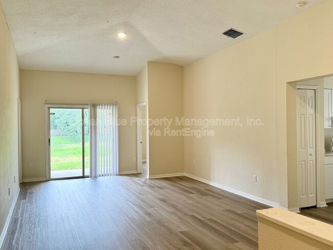 Foto del edificio - 3006 Summer House Dr