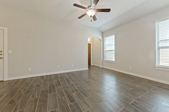 Foto del edificio - AVAILABLE NOW! LUXURY TOWNHOME LOCATED IN PECAN PARK, BASTROP, TEXAS!
