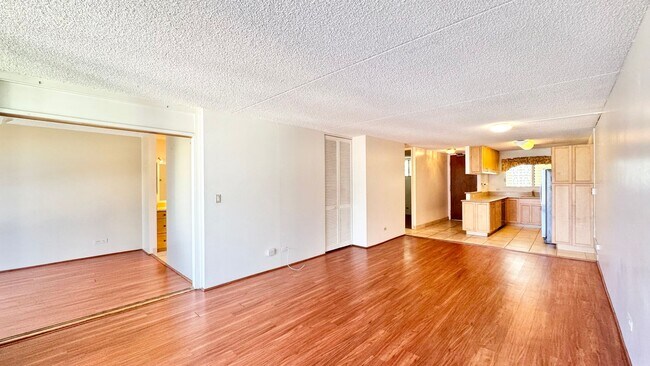 Foto del edificio - CONVENIENTY LOCATED AND SPACIOUS 2BD/2BA C...