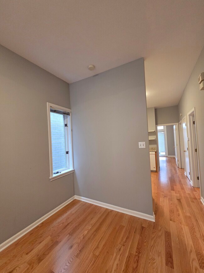 Dining area - 1229 W Wellington Ave