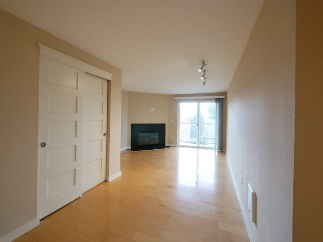 Building Photo - Exceptional Condo in Capitol Hill Available for Rent!