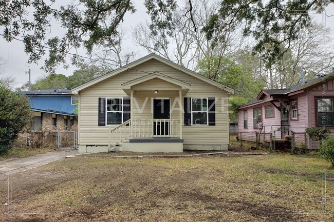 Building Photo - Beautiful Renovated 4 Bedroom/2 Bathroom H...