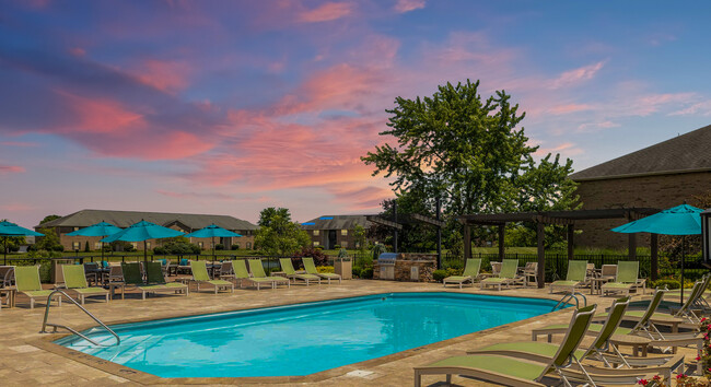 Piscina resplandeciente estilo resort con solárium - The Coleman Canal Winchester