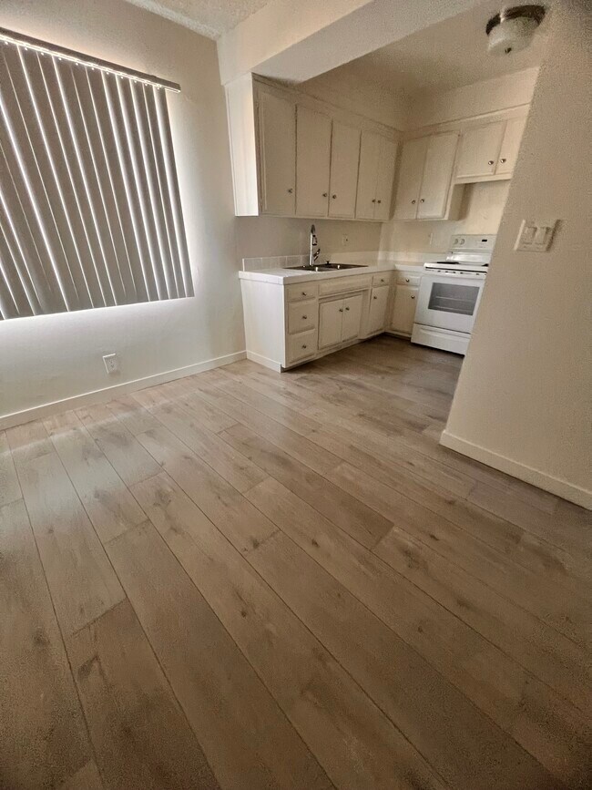 Foto del edificio - 8036 Owensmouth Ave