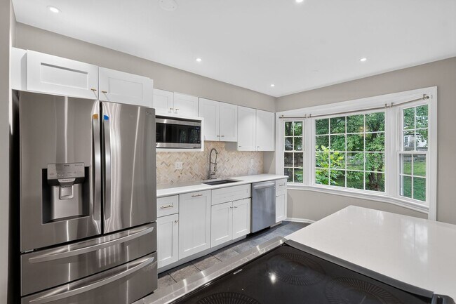 Foto del edificio - 3-level townhome in sought-after Sycamore Heights