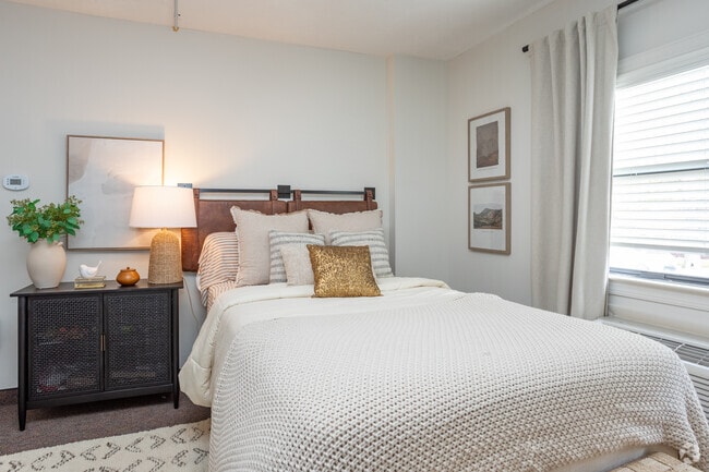 Studio, 1BA - 336SF - Bedroom - Yugo Greenville Campus Towers Apartments