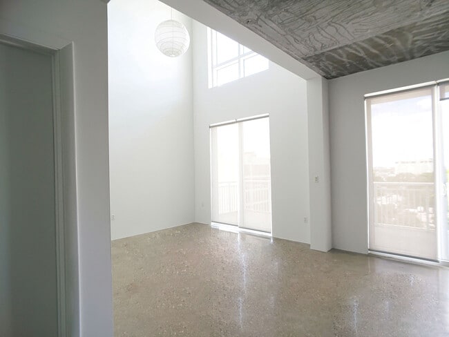 Building Photo - Cynergi Lofts at Wynwood