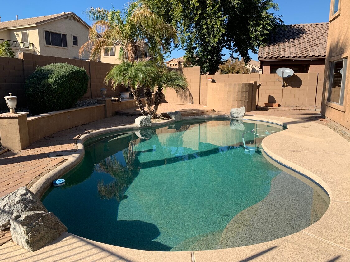 Spacious 4-bedroom, 2-bath home with soaring ceilings, gourmet kitchen, and a heated self-cleaning p - 16426 N 152nd Ln