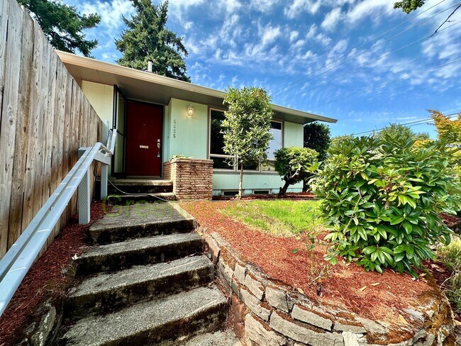 Foto del edificio - 3-Bedroom, 1.5-Bathroom House in Concordia...