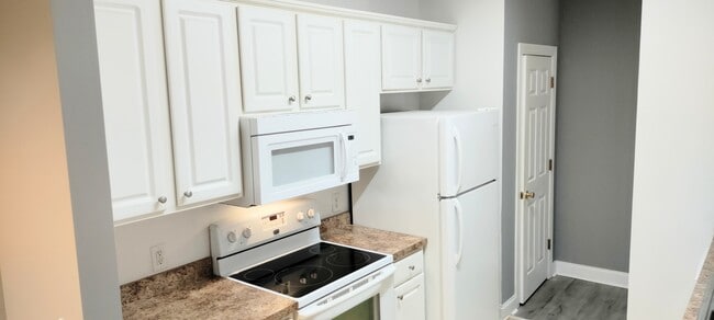 Kitchen - view 2 - 2041 Silvercrest Drive