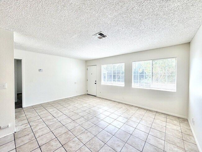 Foto del edificio - AVAILABLE NOW!! 2 Bedroom 1 Bathroom Apartment in Cathedral City!