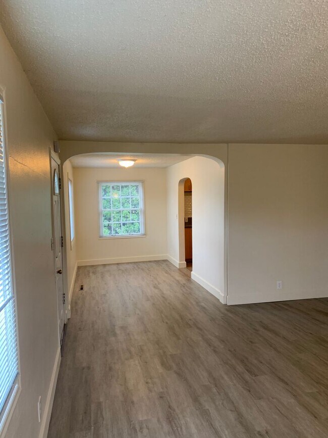 Foto del edificio - Updated 4 Bedroom ~ 1 Bathroom House Near ...