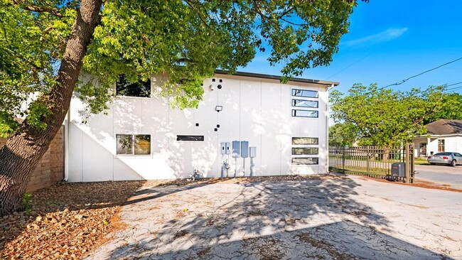 Building Photo - 1301 Diez St