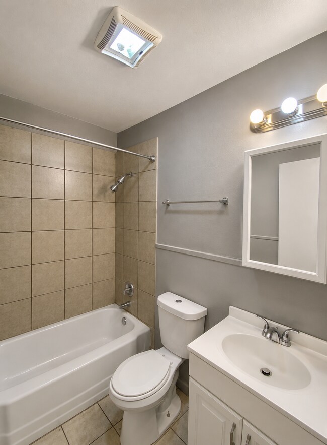 Building Photo - "Charming 2-Bed Oasis in Lubbock – Cozy Living at 1712 45th Street!"