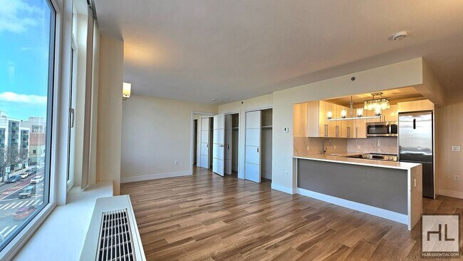 Building Photo - Spacious 2BR with Great Light – Modern Building