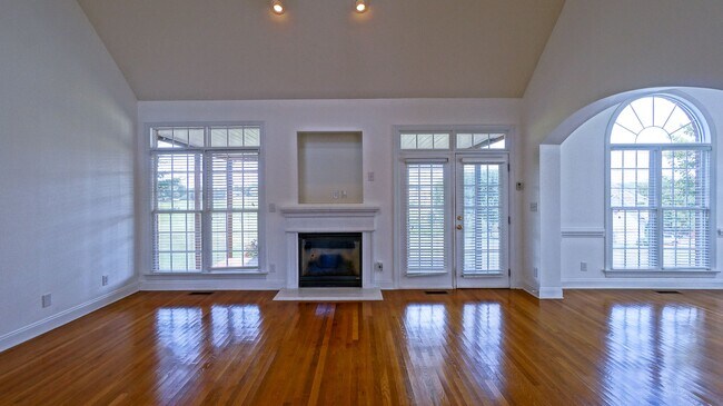 Building Photo - Fore!  First Green - 3 Bedroom 2.5 Bath Ra...