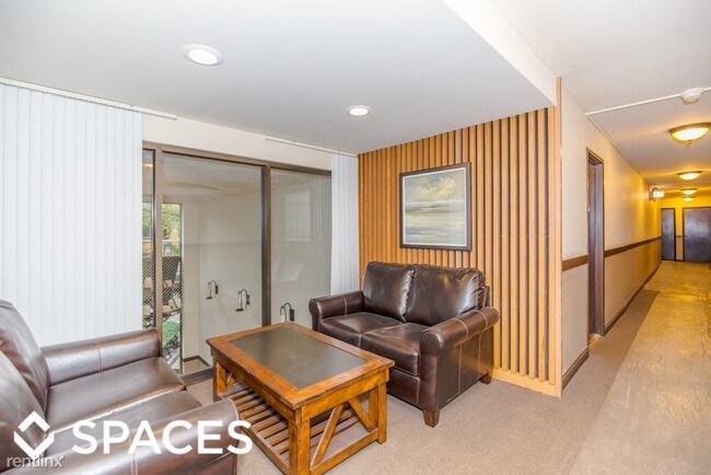 Building Photo - 445 W Barry Ave