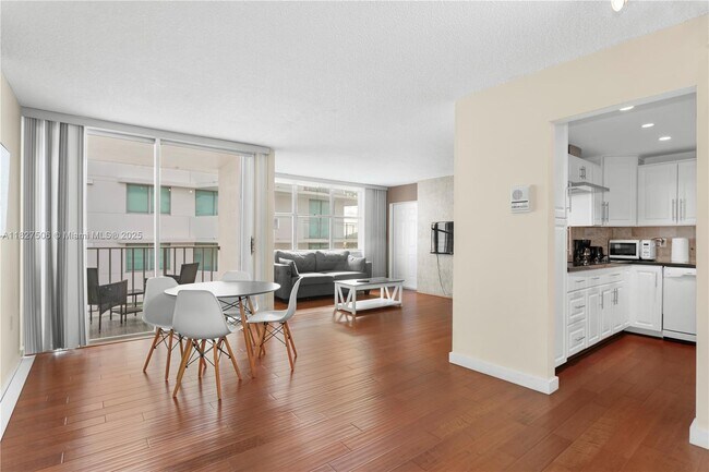 Foto del edificio - 9440 W Bay Harbor Dr
