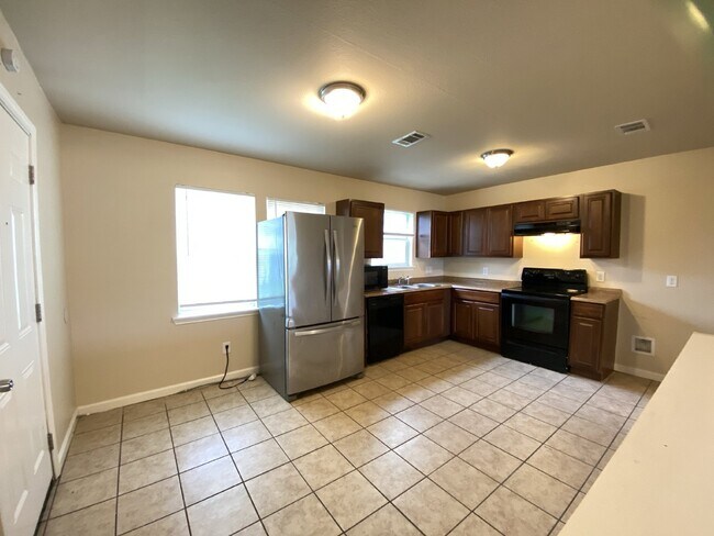 Building Photo - Adorable 3-bedroom, 2-bathroom single fami...
