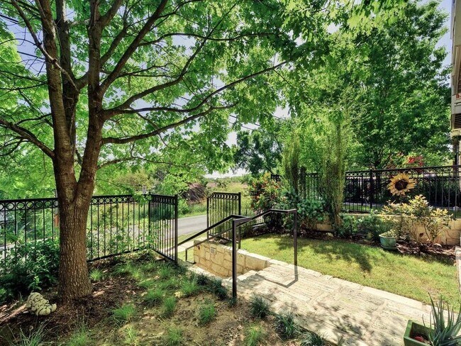 Building Photo - 2520 Bluebonnet Ln