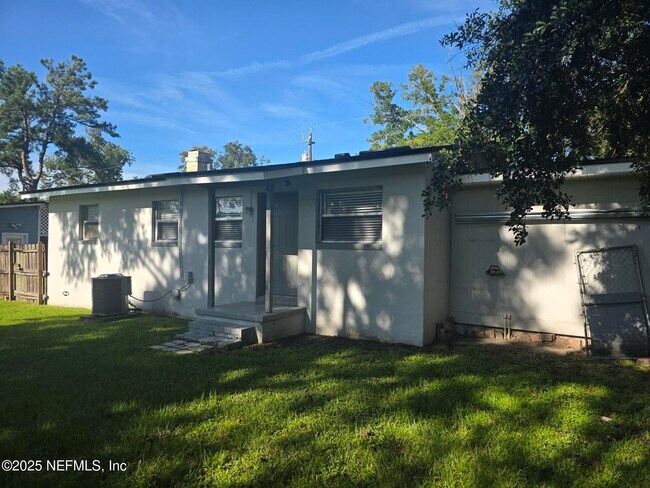 Building Photo - 1927 Delaroche Dr E