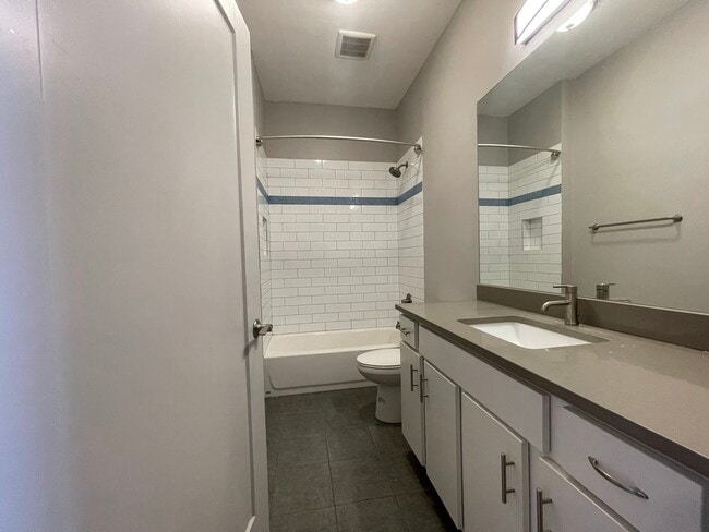 Building Photo - 1432 W 21st St