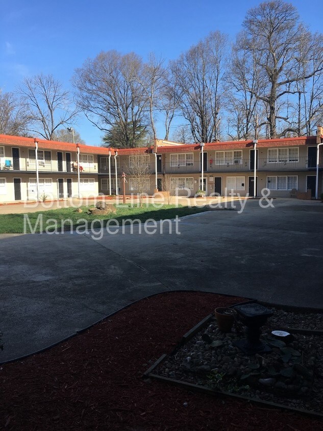 Foto principal - Patio Court Open House Saturday 5/26!