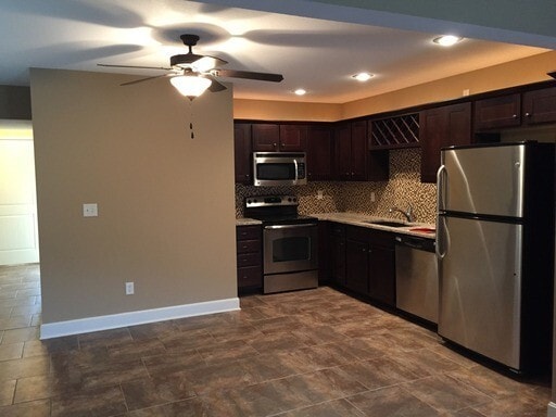 Building Photo - 3 Bedroom, 2.5 Bath, Townhouse in the Fox ...