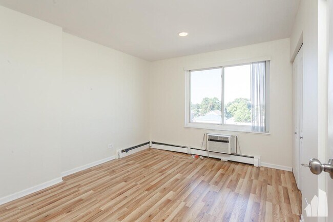 Building Photo - 2 bedroom in Chicago IL 60402