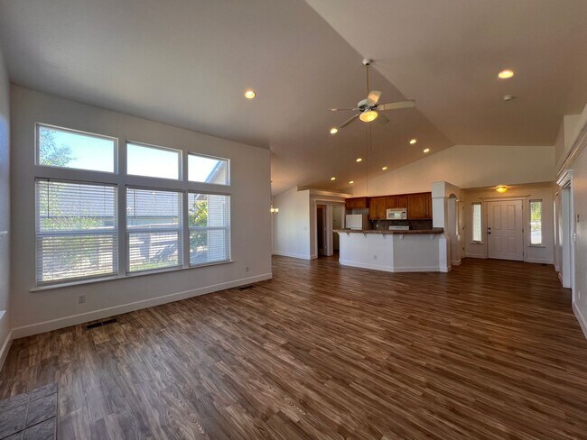 Foto del edificio - Beautiful 3 bedroom, 2 bath home with 3 car garage in Fernley Golf Course community!