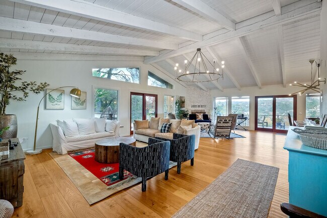 Building Photo - 3046 Skycrest Dr