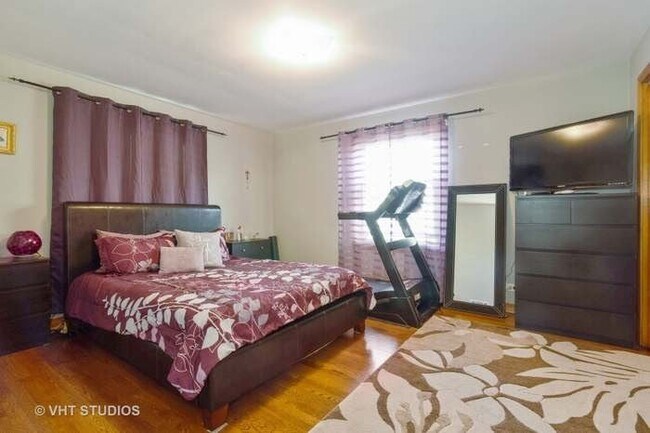 Bedroom 1 - 5420 N Rockwell St