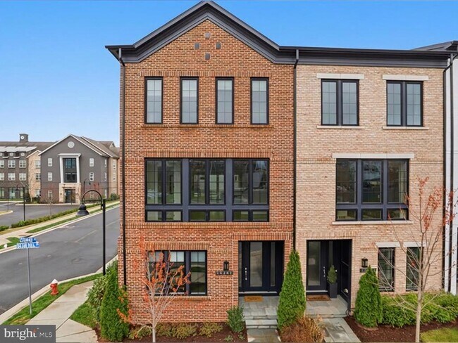 Building Photo - 20305 Savin Hill Dr