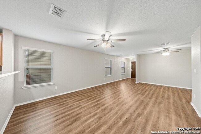 Foto del edificio - 3 Bedroom/2 Bath Silver Canyon Subdivision