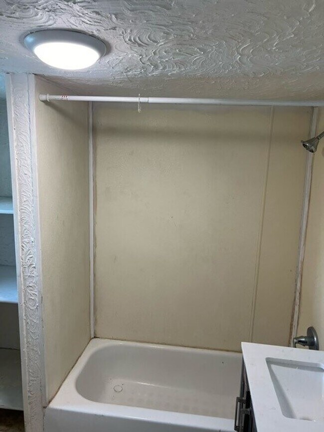 Foto del edificio - 815 W 11th St