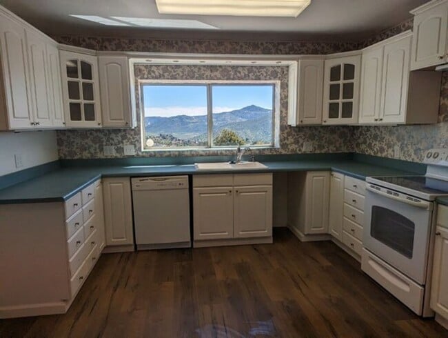 Building Photo - 23 Acre Hilltop Retreat with Breathtaking Mountain Views!!